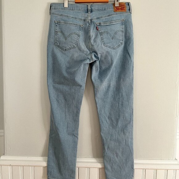 Levi's Mid Rise Boyfriend Jeans in Hold it Down Light Wash, Size 31/30 - Picture 6 of 14